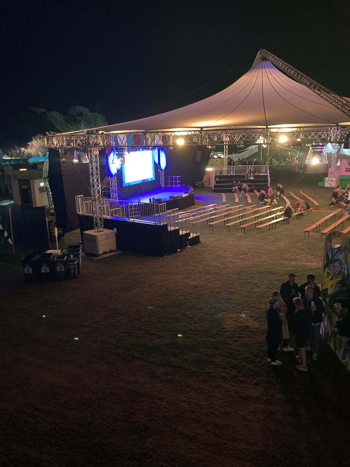 Scene og festivalområde om aftenen