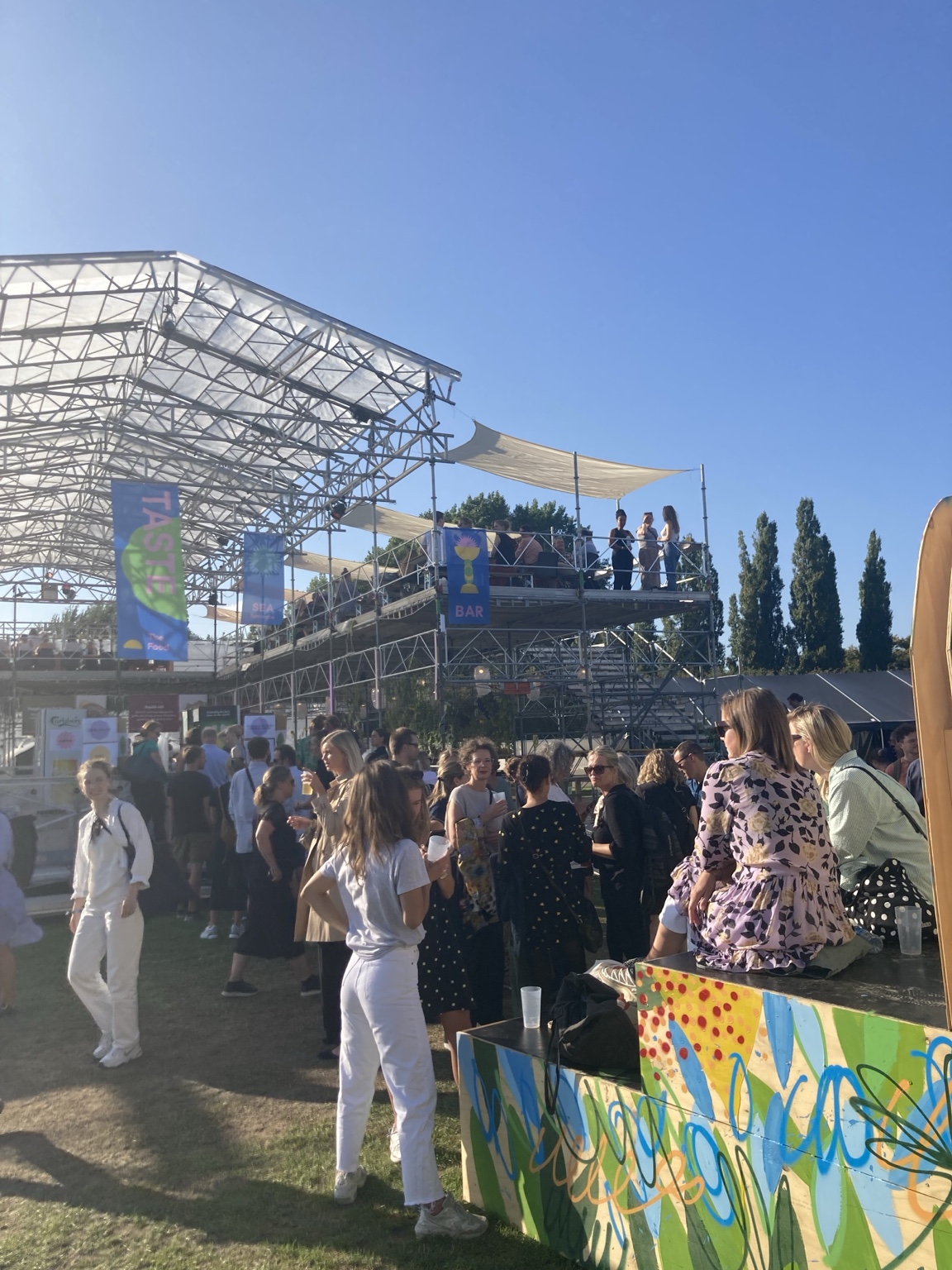 Festival- og eventoplevelse med gæster, scene og bar